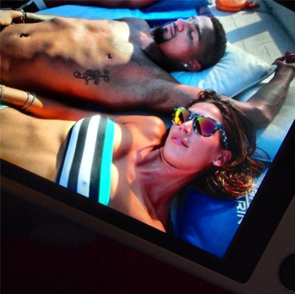 Boateng e la Satta in spiaggia. Instagram